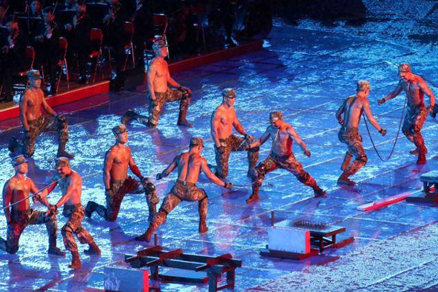 북한군으로 추정되는 남성들이 9일 평양 능라도5월1일 경기장서 열린 노동당 창건 80주년 기념 행사에서 차력쇼를 펼치는 모습. 평양=AP 연합뉴스