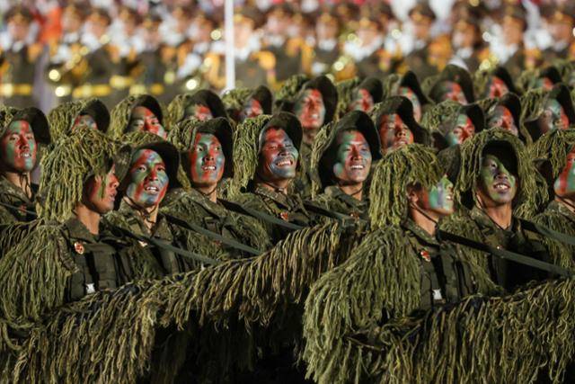 북한군들이 10일 평양 김일성광장에서 진행된 노동당 창건 80주년 기념 열병식에서 행진하고 있다. 평양=타스 연합뉴스