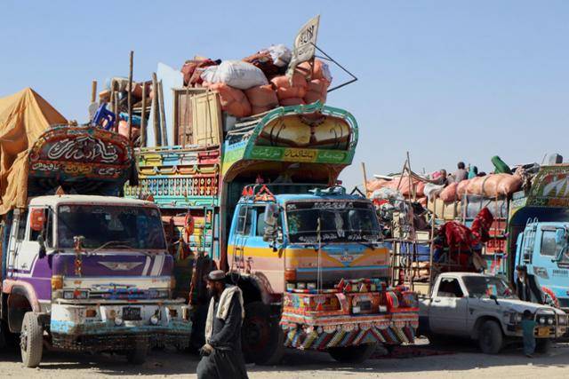 파키스탄이 아프가니스탄과의 국경을 폐쇄한 12일 두 국가 국경지대인 파키스탄 차만에서 아프간 시민들의 소지품을 실은 차량이 줄지어 주차돼 있다. 차만=로이터 연합뉴스
