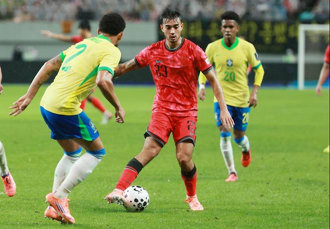 <yonhap photo-5818=""> 교체 투입된 옌스 카스트로프 (서울=연합뉴스) 이동해 기자 = 10일 서울 마포구 서울월드컵경기장에서 열린 한국과 브라질 축구 대표팀의 친선경기. 한국 옌스 카스트로프가 수비 돌파를 시도하고 있다. 2025.10.10 eastsea@yna.co.kr/2025-10-10 21:36:58/ <저작권자 ⓒ 1980-2025 ㈜연합뉴스. 무단 전재 재배포 금지, AI 학습 및 활용 금지></yonhap>