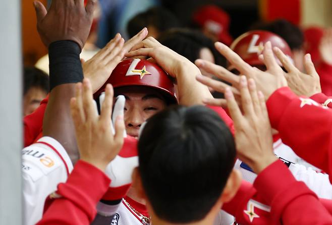 <yonhap photo-4040="">9일 인천 SSG랜더스필드에서 열린 2025 프로야구 KBO리그 포스트시즌 준플레이오프 1차전 삼성 라이온즈와 SSG 랜더스의 경기. 7회말 1사 1루 SSG 고명준이 좌월 투런 홈런을 치고 동료선수들의 축하를 받고 있다. 2025.10.9 [연합뉴스]</yonhap>