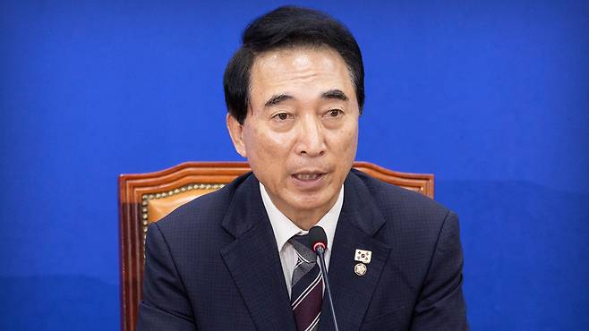 기자간담회에서 발언하는 박수현 수석대변인