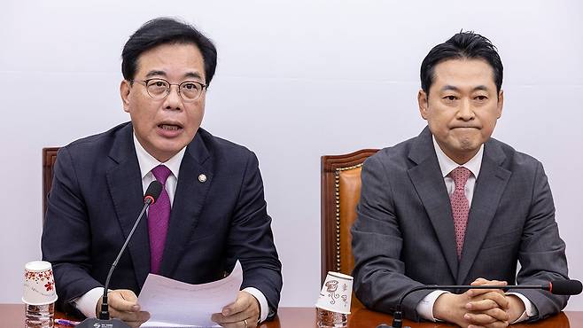 기자간담회에서 발언하는 송언석 원내대표