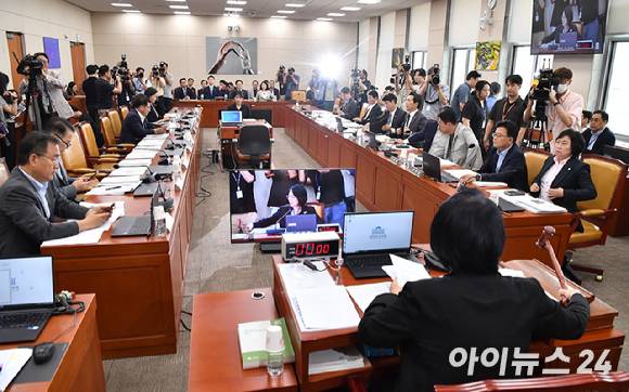 최민희 위원장이 서울 여의도 국회에서 열린 과학기술벙보방송통신위원회 전체회의에서 의사봉을 두드리고 있다. [사진=곽영래 기자]