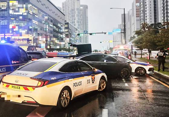 테슬라 차량을 훔쳐 달아난 절도범을 체포하기 위해 경찰차 등이 에워싼 모습. 사진 경기도소방재난본부