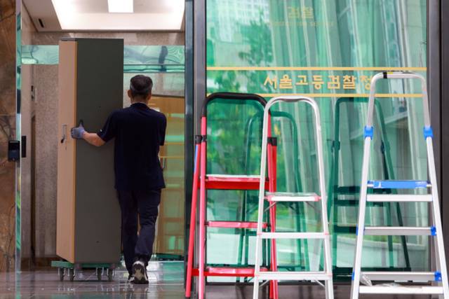 ▲ ‘12·3 비상계엄’과 관련한 내란·외환 사건을 수사하는 조은석 특별검사팀 사무실이 마련된 서울고검으로 캐비넷이 옮겨지고 있다. 연합뉴스