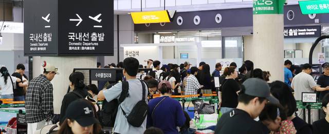 ▲ 최장 열흘간 이어진 추석 연휴 마지막 날인 12일 제주국제공항 출발 대합실이 긴 연휴를 마치고 일상으로 돌아가는 관광객과 귀경객들로 붐비고 있다. 연합뉴스