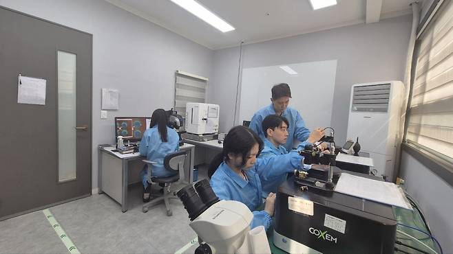 선행개발기술팀 직원들이 PCR Rubber Socket에 검사 장비를 이용하여 측정하고 있다. 화성=윤현주 기자