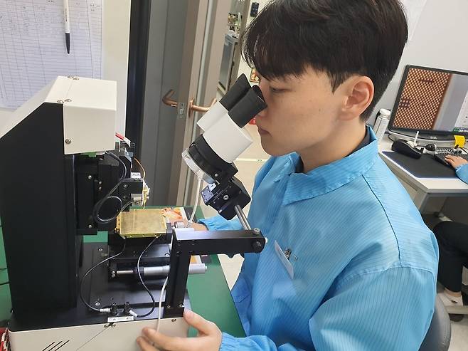 안준혁 프로가 전류를 측정하고 있다. 화성=윤현주 기자