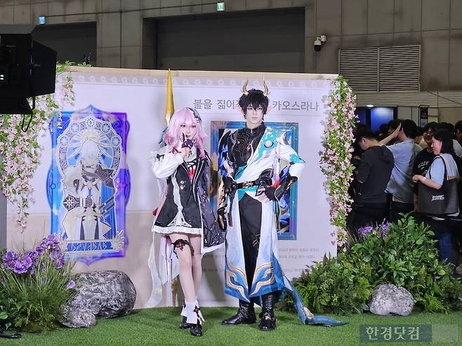 지난 10일 일산 킨텍스에서 열린 '호요랜드2025' 행사장에서 코스어(코스프레를 한 사람)들이 포토존 앞에 서 포즈를 취하고 있다. 사진=박수빈 기자