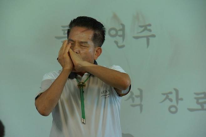 부산 영산대학교 GOD PEOPLE 기독동아리 초대 회장인 윤기석 장로가 찬송가 ‘내 영혼이 그윽히 깊은 데서’를 하모니카로 특별연주를 하고 있다.