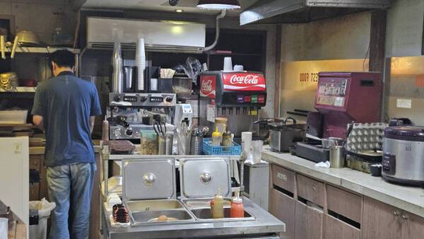 7일 오후 인천 한 PC방. 기름때 끼고 음식물 묻은 조리구역에서 종사자가 음식을 조리하고 있다. 라면조리기 밑에는 ‘담배꽁초’라고 적힌 쓰레기통이 놓여 있기도 하다. 박기웅기자