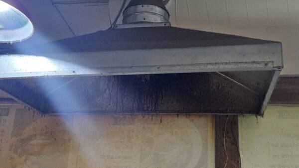 7일 오후 인천 한 PC방. 주방후드가 기름때와 먼지로 검게 변해있는 모습. 박기웅기자