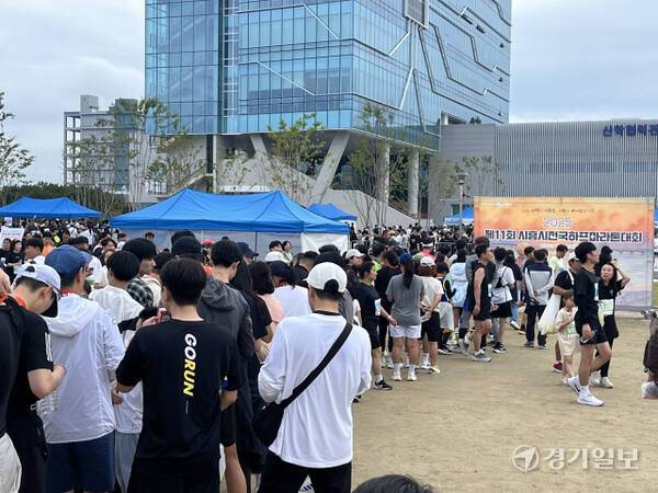 거북섬 어린왕자·사막여우 포토존에서 사진을 찍기 위해 참가자들의 줄이 길게 서 있다. 박용규기자