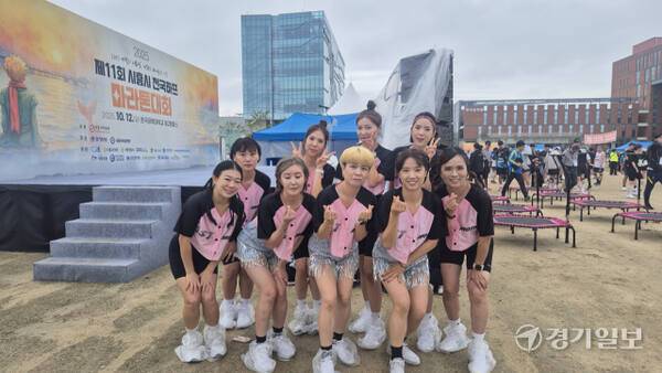 박향숙 점핑홀릭 원장을 비롯한 회원들이 대회 출발 전 에어로빅에 앞서 기념촬영을 하고 있다. 박용규기자