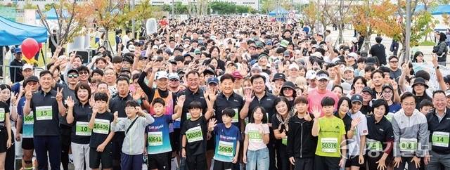 12일 오전 시흥시 거북섬 일원에서 열린 ‘제11회 시흥전국하프마라톤대회’에서 임병택 시흥시장, 오인열 시의회 의장, 신항철 경기일보 대표이사 회장, 정원동 시흥시체육회장 등 내빈과 5㎞ 부문 참가자들이 출발 전 완주를 다짐하며 손을 흔들고 있다. 조주현·윤원규기자