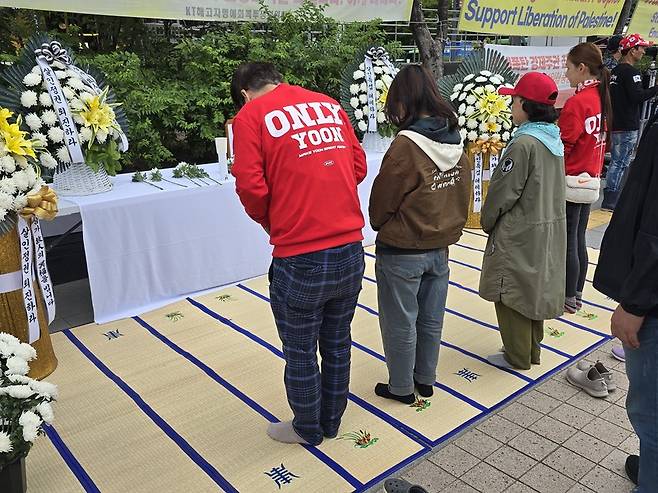 양평 공무원의 분향소에 조문하는 집회 참가자들 / 사진=연합뉴스