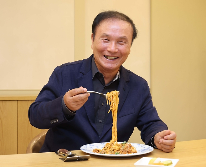 김영찬 골프존그룹 회장이 꼬여있는 스파게티면을 돌돌말아 들어올리며 “아무리 복잡한 일도 이렇게 하나하나 풀어나가면 해결방법을 찾을 수 있다”며 환하게 웃어보이고 있다. 김영찬회장은 수많은 우여곡절을 겪은 골프존그룹을 스파게티에 비유하며 “면이 복잡하게 엉켜있지만 하나의 맛있는 음식으로 행복을 준다. 골프존그룹도 수 많은 굴곡과 해결하는 과정이 모여 지금의 모습으로 존재한다”고 설명했다. 대전/한주형 기자