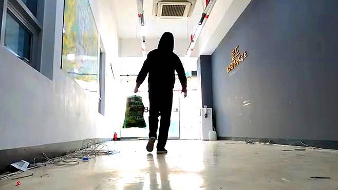 부동산 중개업소를 운영하다 폐업을 결정한 A씨가 최근 사무실을 정리하는 전 과정을 기록해 올린 동영상 장면 [사진 = 유튜브 갈무리]