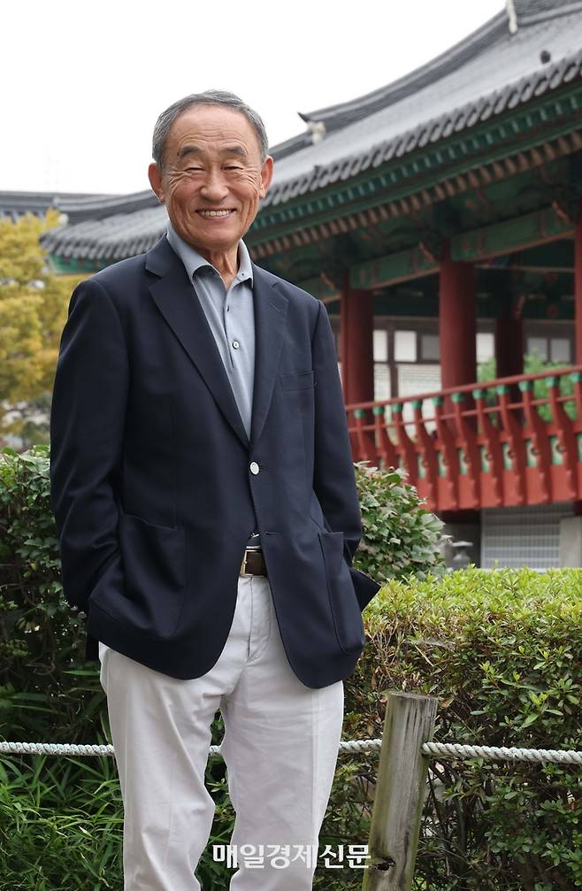 ‘역발상’의 힘으로 남이섬 관광 성공 신화를 쓰고 제주에 10만㎡ 규모 업사이클링 공원 ‘탐나라공화국’을 연 강우현 전 대표가 서울 남산한옥마을에서 포즈를 취하고 있다. 한주형 기자