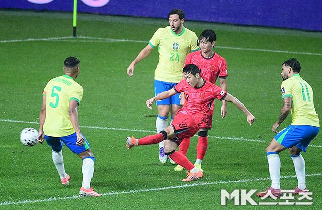 이강인이 브라질 수비 사이에서 슈팅을 시도하고 있다. 사진=김영구 기자