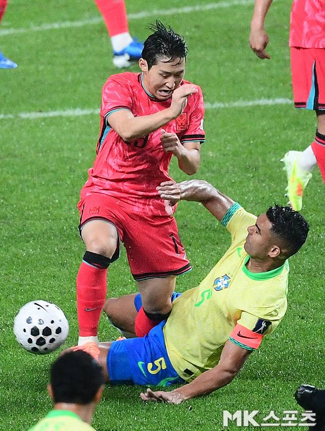 브라질 국가대표팀 주장 카세미루가 이강인에게 태클하고 있다. 사진=김영구 기자