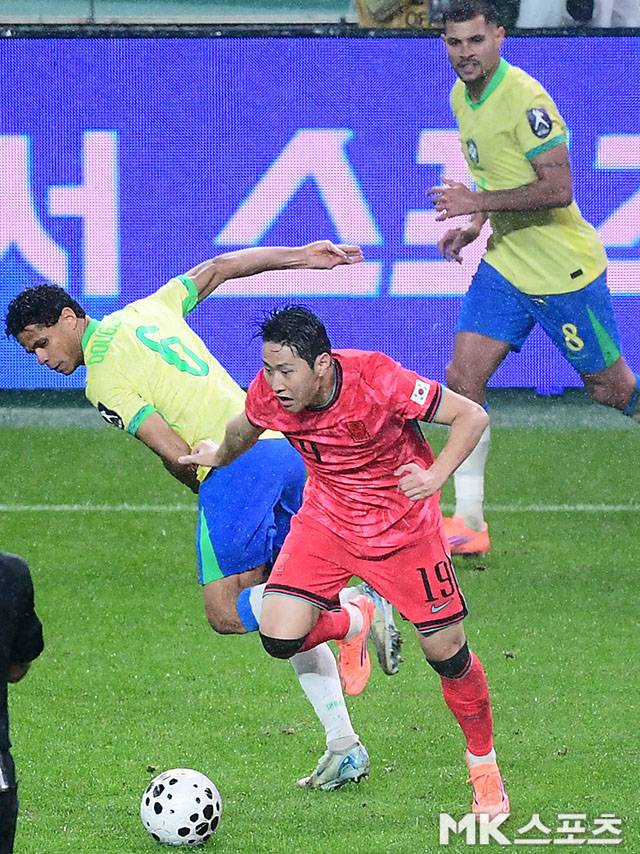 이강인이 상대의 압박을 뚫어내고 있다. 사진=김영구 기자