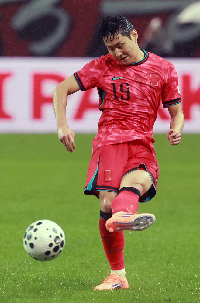 10일 서울 마포구 서울월드컵경기장에서 열린 한국과 브라질 축구 대표팀의 친선경기. 한국 이강인이 슛을 시도하고 있다. 사진=연합뉴스