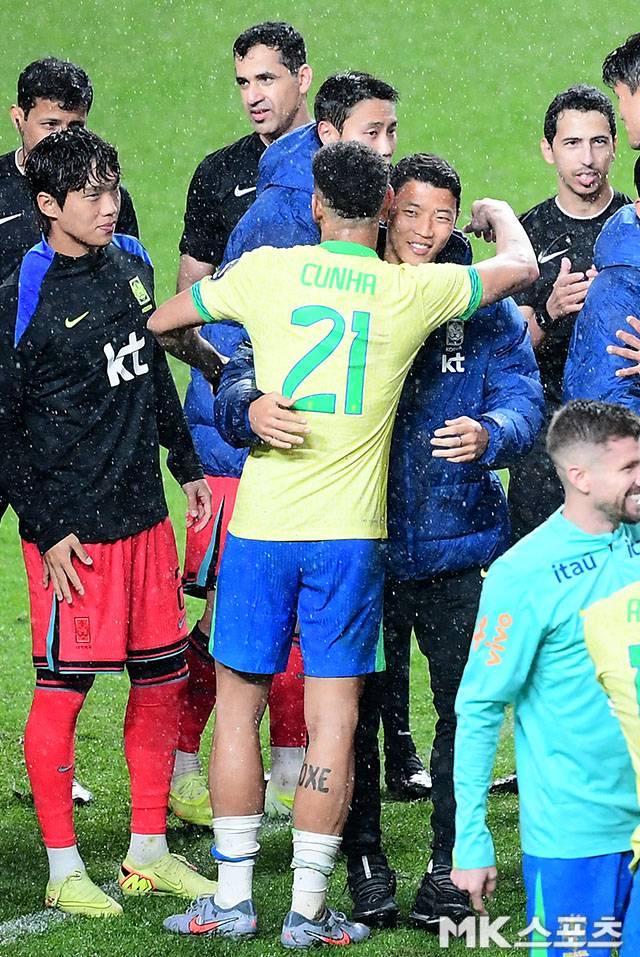 황희찬이 전 동료이자 브라질 국가대표팀 공격수인 마테우스 쿠냐와 인사를 나누고 있다. 사진=김영구 기자