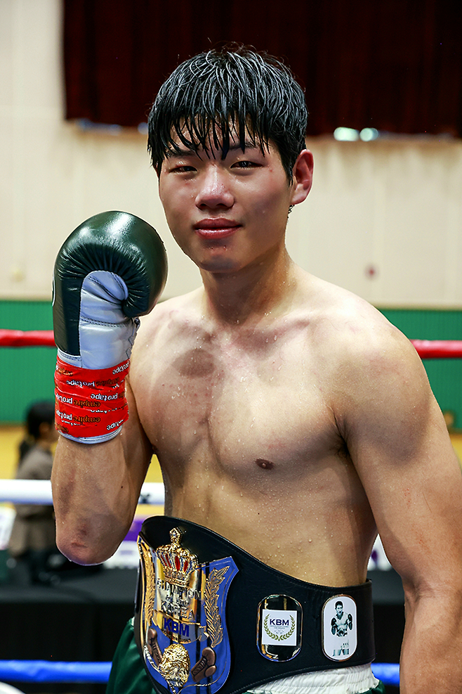 장민준이 2025년 9월 경기도 평택시 국제대학교 창조관 특설링에서 사단법인 한국복싱커미션 KBM 슈퍼미들급 챔피언 등극 기념 촬영을 하고 있다. 사진=FINAL FLASH 제공