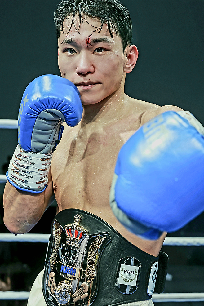 도전자 김우현이 2025년 10월 서울특별시 섬유센터 이벤트홀에서 사단법인 한국복싱커미션 KBM 밴텀급 챔피언 등극 후 기념 촬영을 하고 있다. 김우현은 세계복싱협회 슈퍼플라이급 아시아 챔피언을 지냈다. 사진=FINAL FLASH 제공