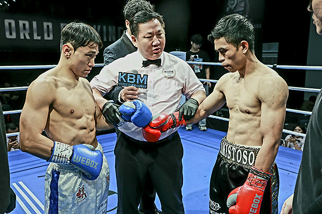 2025년 10월 서울특별시 섬유센터 이벤트홀 사단법인 한국복싱커미션 KBM 밴텀급 타이틀매치 시작 전 도전자 김우현과 챔피언 조버 아미스토소가 손경수 레프리로부터 주의 사항을 듣고 있다. 김우현은 세계복싱협회 슈퍼플라이급 아시아 챔피언을 지냈다. 사진=FINAL FLASH 제공