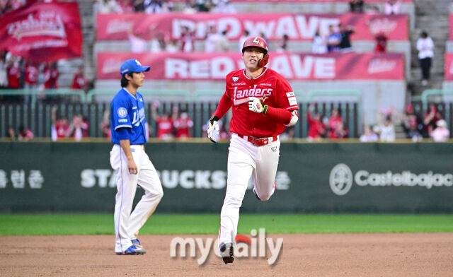 2025년 10월 11일 오후 인천 SSG랜더스필드에서 열린 '2025 신한 SOL Bank KBO 포스트시즌' 삼성 라이온즈와 SSG 랜더스의 준플레이오프 2차전 경기. SSG 김성욱이 9회말 1사 후 끝내기 홈런을 친 뒤 그라운드를 돌고 있다./인천 = 유진형 기자