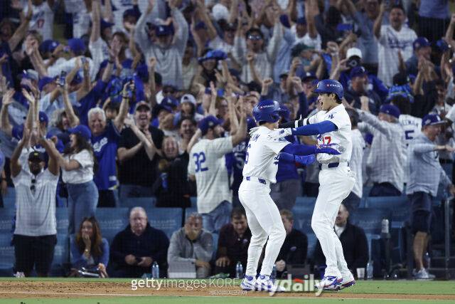 LA 다저스 김혜성(왼쪽)이 끝내기 득점을 올린 뒤 오타니 쇼헤이와 포옹하고 있다./게티이미지코리아