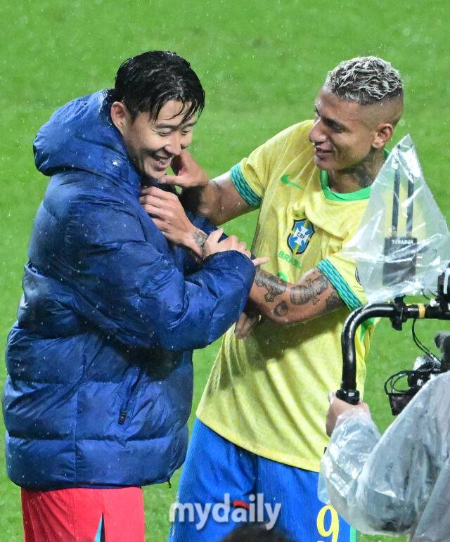 경기 종료 후 히샬리송이 손흥민 재킷을 벗기며 유니폼 교환을 원하고 있다 / 상암 = 유진형 기자 zolong@mydaily.co.kr