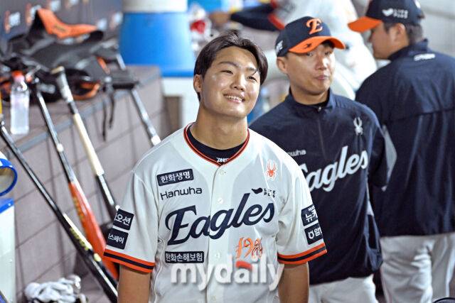 29일 대전 한화생명 볼파크 야구장에서 열린 '2025 신한 SOL BANK KBO리그' LG 트윈스와 한화 이글스 경기. 한화 선발 정우주가 4회초 1사에 무실점 호투를 마치고 조동욱과 교체되 마운드에서 내려왔다./마이데일리