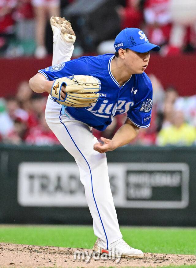 2025년 10월 11일 오후 인천 SSG랜더스필드에서 열린 '2025 신한 SOL Bank KBO 포스트시즌' 삼성 라이온즈와 SSG 랜더스의 준플레이오프 2차전 경기. 삼성 배찬승이 8회말 2사 후 구원등판해 연속 탈삼진으로 이닝을 마무리하고 있다./마이데일리