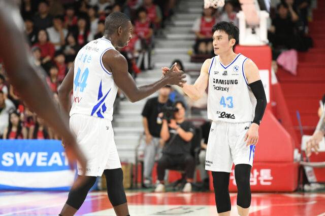 앤드류 니콜슨과 이대성./KBL