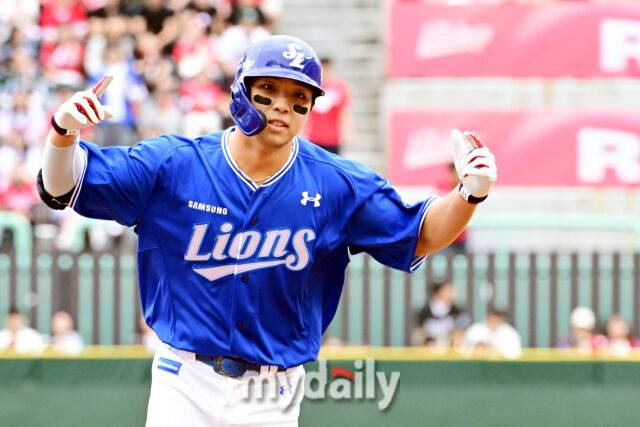 2025년 10월 9일 인천 SSG랜더스필드에서 진행된 '2025 신한 SOL뱅크 KBO리그 준플레이오프' 1차전 삼성-SSG의 경기. 삼성 김영웅이 3회초 무사 1루에서 SSG 화이트를 상대로 투런 홈런을 때린 뒤 기뻐하고 있다./마이데일리