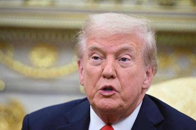 도널드 트럼프 미국 대통령이 지난 9일(현지시간) 워싱턴 DC 백악관 집무실에서 알렉산더 스텁 핀란드 대통령과 만나 연설하고 있다. [AFP]