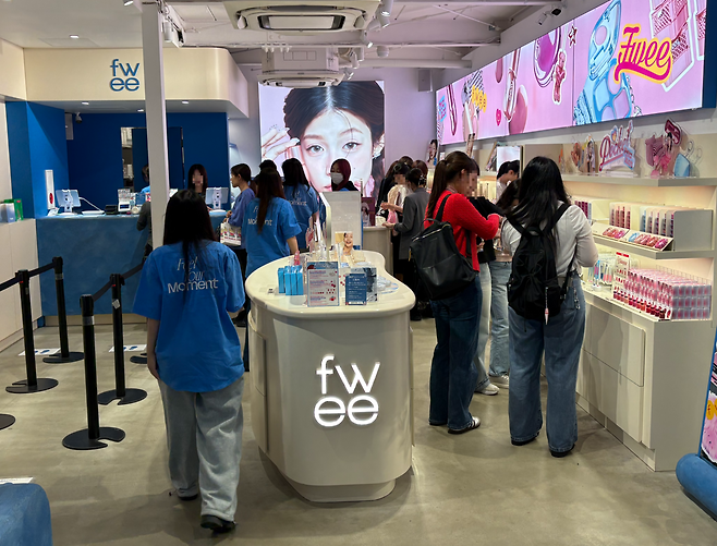 지난 3일 오후 일본 도쿄 신오쿠보에 위치한 퓌 플래그십 매장에서 소비자들이 제품을 체험해 보고 있다. 강승연 기자