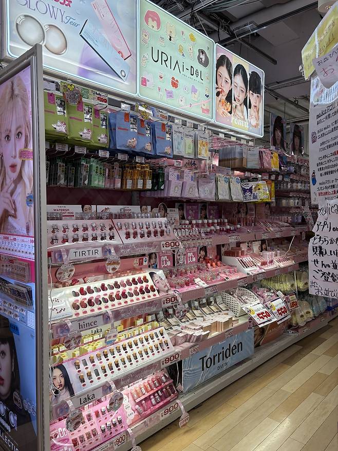 일본 도쿄 메가돈키호테 시부야 본점에 진열된 K-뷰티 제품들. 강승연 기자