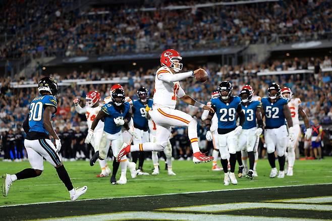 지난 6일(현지시간) 플로리다주 잭슨빌 에버뱅크 스타디움에서 열린 캔자스시티 치프스와 잭슨빌 재규어스간의 경기에서 캔자스시티 소속 패트릭 마홈스가 터치다운을 성공시키고 있다.[게티이미지]