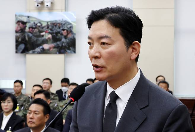 김성훈 전 경호처 차장이 지난 1월 서울 여의도 국회에서 열린 윤석열 정부의 비상계엄 선포를 통한 내란 혐의 진상규명 국정조사 특별위원회 1차 청문회에서 의원 질의에 답변하고 있다. [뉴시스]