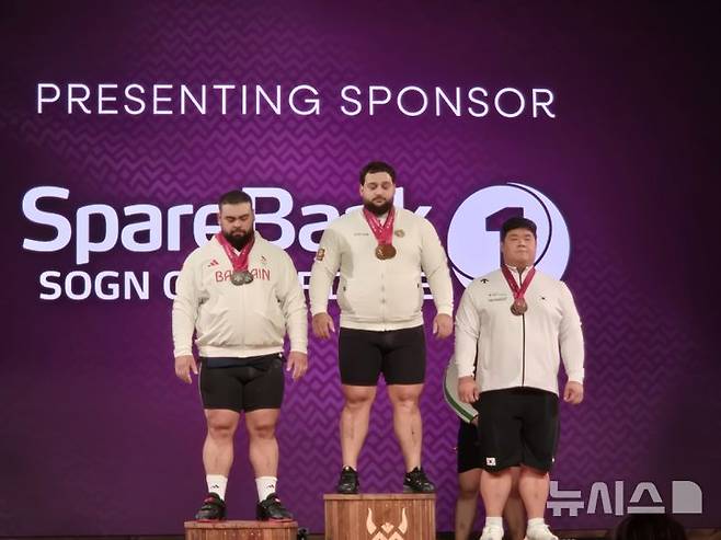 [서울=뉴시스]역도 송영환, 세계선수권 3위. (사진=한국역도연맹 제공)