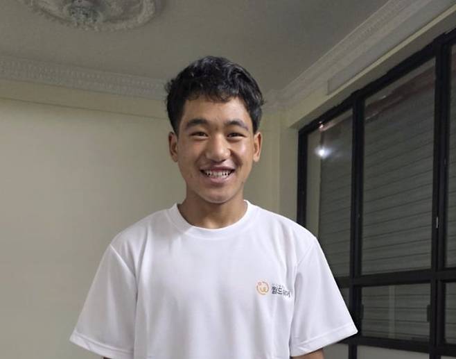 [서울=뉴시스]  ネパールの少年タマンの写真。 （写真＝ワールドシェアウェブサイトキャプチャー） 2025.10.12。 ※転売・DB禁止
