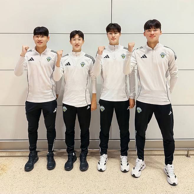 [서울=뉴시스] 프로축구 K리그1 전북 현대 18세 이하(U-18) 유소년팀 선수들, 네덜란드 프로축구 에레디비시 PSV 아인트호벤 축구 연수. 왼쪽부터 한승민, 이서율, 박도현, 최건민. (사진=전북 현대 제공) *재판매 및 DB 금지