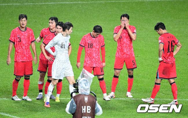 [OSEN=서울월드컵경기장, 이대선 기자] 홍명보 감독이 이끄는 대한민국 남자 축구 국가대표팀은 10일 서울월드컵경기장에서 '세계 최강' 브라질을 상대로 A매치 평가전을 치러 이스테방(첼시)과 호드리구(레알 마드리드)에게 나란히 2골을 허용하면서 0-5로 대패했다.한국은 1999년 이후 26년 만에 브라질전 승리를 노렸지만 아무런 저항도 하지 못하면서 무산됐다.경기 종료 후 한국 선수들이 패배에 아쉬워하고 있다. 2025.10.10 /sunday@osen.co.kr