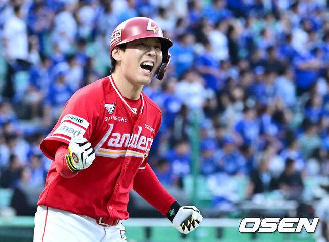 [OSEN=인천, 최규한 기자] SSG 랜더스가 9회말 김성욱의 극적인 끝내기홈런을 앞세워&nbsp;1차전 패배를 설욕했다.프로야구 SSG 랜더스는 11일 인천SSG랜더스필드에서 열린 2025 신한 SOL KBO 준플레이오프(5전 3선승제) 2차전에서 4-3 끝내기 승리를 거뒀다.9회말 1사 주자없는 상황 SSG 김성욱이 끝내기 좌월 솔로포를 뽑아낸 SSG 김성욱이 그라운드를 돌며 기뻐하고 있다. 2025.10.11 / dreamer@osen.co.kr