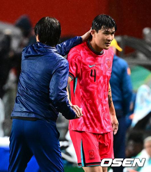 [OSEN=서울월드컵경기장, 지형준 기자] 홍명보 감독이 이끄는 대한민국 대표팀은 10일 오후 서울월드컵경기장에서 '세계 최강' 브라질과 A매치 평가전을 가졌다.한국이 브라질을 상대로 마지막으로 웃은 건 1999년 3월 28일이었다. 당시 잠실에서 열린 친선경기에서 김도훈의 결승골로 1-0 승리를 거뒀다. 다만, 그 승리가 마지막이었다. 한국은 브라질을 상대로 1승 1무 8패에 그쳤다. 브라질과의 이번 경기는 단순한 친선전이 아닌, 2026 북중미 월드컵을 향한 본격적인 시험대다.&nbsp;후반 한국 김민재가 교체되며 홍명보 감독과 인사를 나누고 있다. 2025.10.10 /jpnews@osen.co.kr